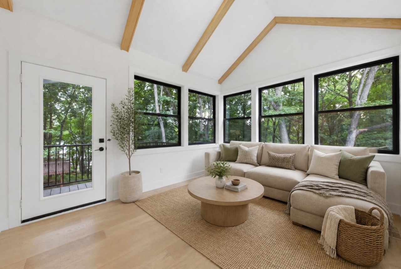 Vaulted-ceiling 4-season porch